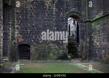 Dunkler moosiger Stein Gothic Gebäude Kammer Horror Stockfoto