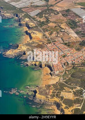 Vertikale Aufnahme des Dorfes Zambujeira do Mar in Portugal Stockfoto