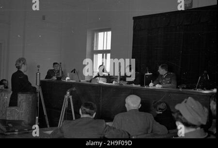 Warszawa, 1947-12. Proces pokazowy cz³onków Komitetu Porozumiewawczego Organizacji Demokratycznych Polski Podziemnej i III Zarz¹du (Komendy) Zrzeszenia Wolnoœæ i Niezawis³oœæ, oskar¿onych o szpiegostwo na rzecz pañstw zachodnich. Rozprawy przed Wojskowym S¹dem Rejonowym odbywa³y siê miêdzy 3 i 27 grudnia. NZ. Zeznaje Marta Marynowska, t³umaczka ambasady brytyjskiej, oskar¿ona o udzia³ w spisku. ZA sto³em sêdziowskim widoczni m.in. I Zastêpca Naczelnego Prokuratora Wojska Polskiego p³k Stanis³aw Zarako-Zarakowski (1L) i przewodnicz¹cy sk³adu orzekaj¹cego pp³k Franciszek Szeliñski (3L). po/mgs Stockfoto