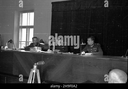 Warszawa, 1947-12. Proces pokazowy cz³onków Komitetu Porozumiewawczego Organizacji Demokratycznych Polski Podziemnej i III Zarz¹du (Komendy) Zrzeszenia Wolnoœæ i Niezawis³oœæ, oskar¿onych o szpiegostwo na rzecz pañstw zachodnich. Rozprawy przed Wojskowym S¹dem Rejonowym odbywa³y siê miêdzy 3 i 27 grudnia. NZ. za sto³em sêdziowskim m.in. przewodnicz¹cy sk³adu orzekaj¹cego pp³k Franciszek Szeliñski (C). po/mgs PAP Dok³adny dzieñ wydarzenia nieustalony. Warschau, Dezember 1947. Der Schauprozess gegen Mitglieder der Unabhängigkeitsorientierten Organisationen, einschließlich der Gruppe Freedom and Independence (WIN) Stockfoto