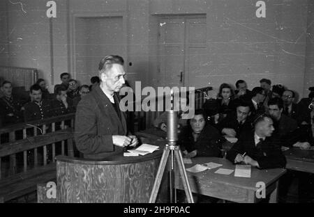 Warszawa, 1947-12. Proces pokazowy cz³onków Komitetu Porozumiewawczego Organizacji Demokratycznych Polski Podziemnej i III Zarz¹du (Komendy) Zrzeszenia Wolnoœæ i Niezawis³oœæ, oskar¿onych o szpiegostwo na rzecz pañstw zachodnich. Rozprawy przed Wojskowym S¹dem Rejonowym odbywa³y siê miêdzy 3 i 27 grudnia. NZ. Zeznaje W³odzimierz Marszewski, cz³onek sztabu Narodowego Zwi¹zku Wojskowego, w procesie skazany na karê œmierci. po/mgs PAP Dok³adny dzieñ wydarzenia nieustalony. Warschau, Dezember 1947. Der Schauprozess gegen Mitglieder der unabhängigen Organisationen, darunter Freedom und Indepe Stockfoto