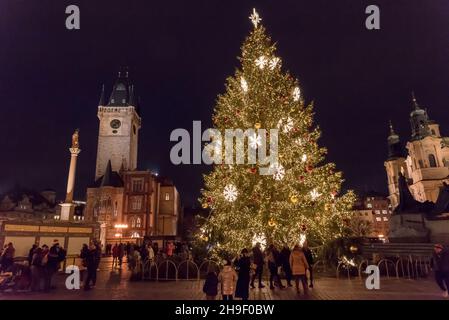 Prag, Tschechische Republik. 06th Dez 2021. Beleuchteter Weihnachtsbaum auf dem Altstädtsplatz in Prag. Der berühmte Prager Altstädter Weihnachtsmarkt wird aufgrund der Coronavirus-Pandemie und der derzeitigen Einschränkung des Ausnahmezustands in der Tschechischen Republik geschlossen. Kredit: SOPA Images Limited/Alamy Live Nachrichten Stockfoto