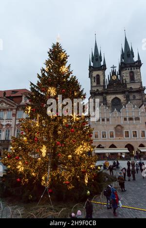 Prag, Tschechische Republik. 06th Dez 2021. Beleuchteter Weihnachtsbaum auf dem Altstädtsplatz in Prag. Der berühmte Prager Altstädter Weihnachtsmarkt wird aufgrund der Coronavirus-Pandemie und der derzeitigen Einschränkung des Ausnahmezustands in der Tschechischen Republik geschlossen. Kredit: SOPA Images Limited/Alamy Live Nachrichten Stockfoto