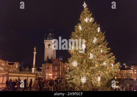 Prag, Tschechische Republik. 06th Dez 2021. Beleuchteter Weihnachtsbaum auf dem Altstädtsplatz in Prag. Der berühmte Prager Altstädter Weihnachtsmarkt wird aufgrund der Coronavirus-Pandemie und der derzeitigen Einschränkung des Ausnahmezustands in der Tschechischen Republik geschlossen. Kredit: SOPA Images Limited/Alamy Live Nachrichten Stockfoto