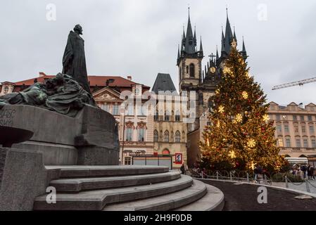 Prag, Tschechische Republik. 06th Dez 2021. Beleuchteter Weihnachtsbaum auf dem Altstädtsplatz in Prag. Der berühmte Prager Altstädter Weihnachtsmarkt wird aufgrund der Coronavirus-Pandemie und der derzeitigen Einschränkung des Ausnahmezustands in der Tschechischen Republik geschlossen. Kredit: SOPA Images Limited/Alamy Live Nachrichten Stockfoto