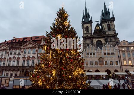 Prag, Tschechische Republik. 06th Dez 2021. Beleuchteter Weihnachtsbaum auf dem Altstädtsplatz in Prag. Der berühmte Prager Altstädter Weihnachtsmarkt wird aufgrund der Coronavirus-Pandemie und der derzeitigen Einschränkung des Ausnahmezustands in der Tschechischen Republik geschlossen. Kredit: SOPA Images Limited/Alamy Live Nachrichten Stockfoto