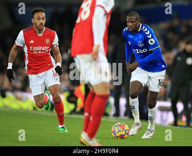 Goodison Park, Liverpool, Großbritannien. 6th Dez 2021. Premier League Football, Everton gegen Arsenal; Abdoulaye Doucour von Everton gegen Pierre-Emerick Aubameyang und Takehiro Tomiyasu von Arsenal Kredit: Action Plus Sports/Alamy Live News Stockfoto