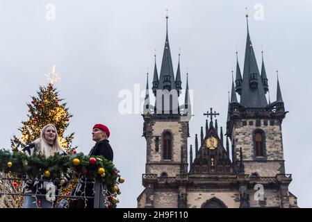 Prag, Tschechische Republik. 06th Dez 2021. Ein junges Paar steht auf dem Beobachtungsplatz vor dem beleuchteten Weihnachtsbaum und der Kirche unserer Lieben Frau vor Tyn am Altstädter Ring in Prag. Der berühmte Prager Altstädter Weihnachtsmarkt wird aufgrund der Coronavirus-Pandemie und der derzeitigen Einschränkung des Ausnahmezustands in der Tschechischen Republik geschlossen. (Foto von Tomas Tkacik/SOPA Images/Sipa USA) Quelle: SIPA USA/Alamy Live News Stockfoto