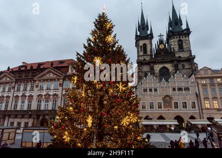 Prag, Tschechische Republik. 06th Dez 2021. Beleuchteter Weihnachtsbaum auf dem Altstädtsplatz in Prag. Der berühmte Prager Altstädter Weihnachtsmarkt wird aufgrund der Coronavirus-Pandemie und der derzeitigen Einschränkung des Ausnahmezustands in der Tschechischen Republik geschlossen. (Foto von Tomas Tkacik/SOPA Images/Sipa USA) Quelle: SIPA USA/Alamy Live News Stockfoto