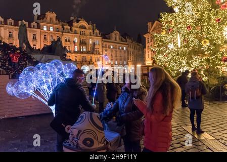 Prag, Tschechische Republik. 06th Dez 2021. Vor dem beleuchteten Weihnachtsbaum auf dem Altstädter Ring in Prag wird eine Gruppe von Menschen gesehen. Der berühmte Prager Altstädter Weihnachtsmarkt wird aufgrund der Coronavirus-Pandemie und der derzeitigen Einschränkung des Ausnahmezustands in der Tschechischen Republik geschlossen. (Foto von Tomas Tkacik/SOPA Images/Sipa USA) Quelle: SIPA USA/Alamy Live News Stockfoto