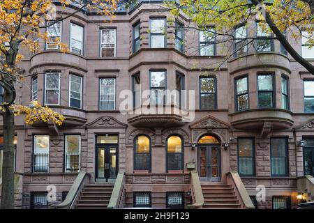 Wohnstraße in New York mit Wohnhäusern im Sandsteinstil Stockfoto