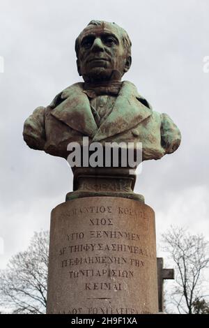 Büste auf einer Säule, einem Grab auf dem Friedhof Montparnasse, Paris Frankreich Stockfoto