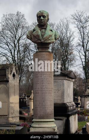 Büste auf einer Säule, einem Grab auf dem Friedhof Montparnasse, Paris Frankreich Stockfoto