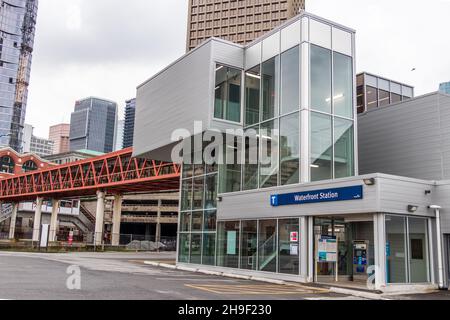 Vancouver, Kanada - November 20,2021: Blick auf den Waterfront Station und den SeaBus Waterfront Terminal in der Innenstadt von Vancouver Stockfoto