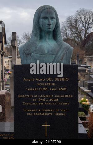 Das Grab des Bildhauers Andre Almo Del Debbio - mit einer Bronzebüste, inspiriert von der Mona Lisa - auf dem Friedhof Montparnasse, Paris, Frankreich Stockfoto