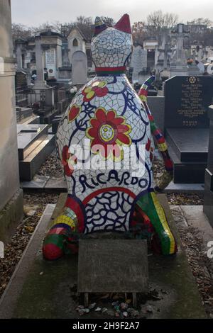 Eine Katze für Ricardo, das Grab von Ricardo Menon eine Skulptur von Niki de Saint Phalle auf dem Friedhof Montparnasse, Paris, Frankreich Stockfoto