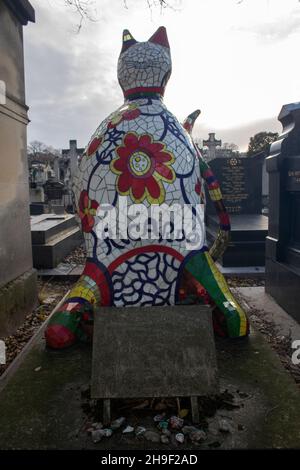 Eine Katze für Ricardo, das Grab von Ricardo Menon eine Skulptur von Niki de Saint Phalle auf dem Friedhof Montparnasse, Paris, Frankreich Stockfoto