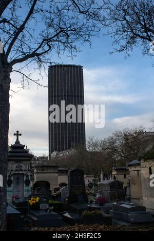 Tour Montparnasse und Cimetière du Montparnasse, Paris Frankreich Stockfoto