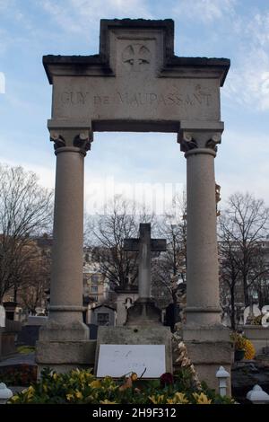 Grab des französischen Schriftstellers Guy de Maupassant auf dem Friedhof Montparnasse, Paris, Frankreich Stockfoto