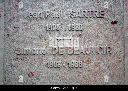 Das Grab von Jean-Paul Sartre und Simone de Beauvoir, die beide begraben Montparnasse Friedhof Paris Frankreich Stockfoto