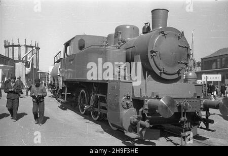 Poznañ, 1948. XXI Miêdzynarodowe Targi Poznañskie (24.IV - 9.V). NZ. Lokomotywa T 45 z Fabryki Lokomotyw w w Chrzanowie. ka PAP Dok³adny miesi¹c i dzieñ wydarzenia nieustalone. Posen, 1948. Die Internationale Messe Poznan 21st (24. April - 9. Mai). Im Bild: Die Lokomotive aus dem Jahr T45 der Engine Facory in Chrzanow. ka PAP Stockfoto