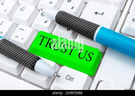 Handschriftenschild Vertrauen Sie uns. Konzeptfoto, um zu glauben, dass jemand gut und ehrlich ist und es nicht schadet, schwierige Programmcodes einzugeben, Neues zu schreiben Stockfoto