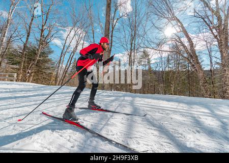 Cross Country Skate Skiing Style - man on Nordic Ski in Forest im Winter macht Spaß Ausdauer Wintersport im Schnee auf Langlauf in Stockfoto