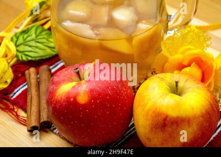 Süßes Apfelkompott, das zu Hause ohne Zusatzstoffe oder Zucker für den Winter hergestellt wird Stockfoto