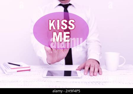 Schild mit Kiss Me. Business Showcase Bitte informell, meine Lippen mit den Lippen zu berühren oder gegen die Präsentation von Kommunikationstechnologie zu drücken Stockfoto