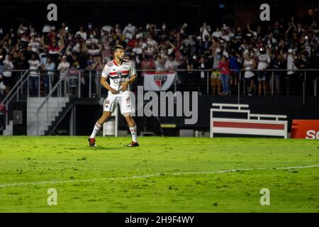 Sao Paulo, Sao Paulo, Brasilien. 6th Dez 2021. Brasilianische Fußballmeisterschaft: Sao Paulo und Juventude. 6. Dezember 2021, Sao Paulo, Brasilien: Feier des Tores, das Jonathan Calleri aus dem Team von Sao Paulo während des Fußballspiels zwischen Sao Paulo und Juventude erzielte, gültig für die Runde der brasilianischen Fußballmeisterschaft 37th, die am Montag (6) im Morumbi-Stadion in Sao Paulo stattfand. Bild: Leco Viana/TheNews2 (Bild: © Leco Viana/TheNEWS2 via ZUMA Press Wire) Stockfoto