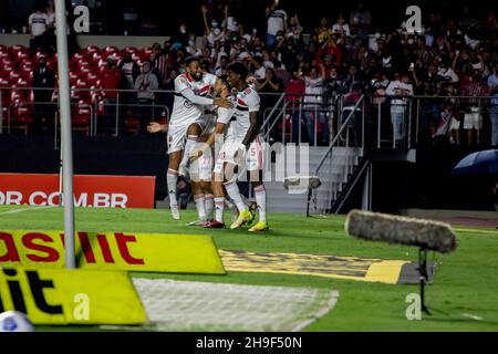 Sao Paulo, Sao Paulo, Brasilien. 6th Dez 2021. Brasilianische Fußballmeisterschaft: Sao Paulo und Juventude. 6. Dezember 2021, Sao Paulo, Brasilien: Feier des Tores, das Jonathan Calleri aus dem Team von Sao Paulo während des Fußballspiels zwischen Sao Paulo und Juventude erzielte, gültig für die Runde der brasilianischen Fußballmeisterschaft 37th, die am Montag (6) im Morumbi-Stadion in Sao Paulo stattfand. Bild: Leco Viana/TheNews2 (Bild: © Leco Viana/TheNEWS2 via ZUMA Press Wire) Stockfoto