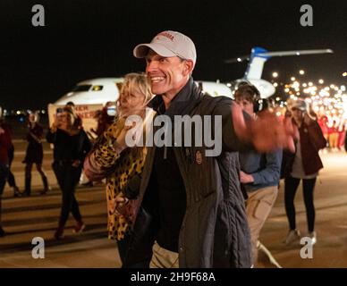 Norman, Oklahoma, USA. 5th Dez 2021. Oklahoma Head Football Coach Brent Venables geht rüber, um die Fans zu begrüßen, als sie über seine Ankunft in Norman, Oklahoma, am 5. Dezember 2021 am Max Westheimer Airport jubelten. (Bild: © Nichola Rutledge/ZUMA Press Wire) Stockfoto