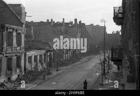 Warszawa, 1948-01. Zrujnowane podczas wojny kamienice przy ul. Kruczej. Widok na stronê po³udniow¹. po/mgs PAP Dok³adny dzieñ wydarzenia nieustalony. Warschau, Januar 1948. Mietshäuser auf Krucza Stret zerstört im Jahr WW2, wie aus dem Norden gesehen. po/mgs PAP Stockfoto