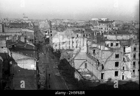 Warszawa, 1948-01. Zrujnowane podczas wojny kamienice przy ul. Kruczej. Widok na stronê pó³nocn¹. W tle widoczne ruiny wysokoœciowca Towarzystwa Ubezpieczeñ Prudential (L) oraz jasny gmach Banku Gospodarstwa Krajowego. po/mgs PAP Dok³adny dzieñ wydarzenia nieustalony. Warschau, Januar 1948. Mietshäuser in der Krucza-Straße zerstörten WW2 und wurden von Süden gesehen. Im Hintergrund Prudential, der damalige Wolkenkratzer der Versicherungsgesellschaft (von links) und das Lichtgebäude der Bank Gospodarstwa Krajowego (BGK Bank). po/mgs PAP Stockfoto