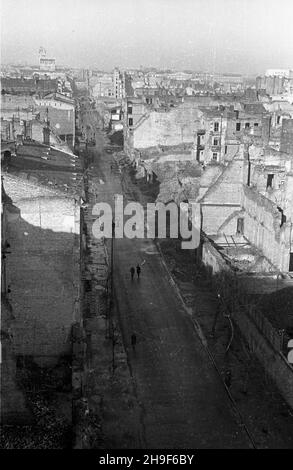 Warszawa, 1948-01. Zrujnowane podczas wojny kamienice przy ul. Kruczej. Widok na stronê pó³nocn¹. W tle widoczne ruiny wysokoœciowca Towarzystwa Ubezpieczeñ Prudential (L) oraz jasny gmach Banku Gospodarstwa Krajowego. po/mgs PAP Dok³adny dzieñ wydarzenia nieustalony. Warschau, Januar 1948. Mietshäuser in der Krucza-Straße zerstörten WW2 und wurden von Süden gesehen. Im Hintergrund Prudential, der damalige Wolkenkratzer der Versicherungsgesellschaft (von links) und das Lichtgebäude der Bank Gospodarstwa Krajowego (BGK Bank). po/mgs PAP Stockfoto