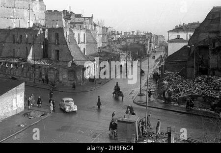 Warszawa, 1948-01. Zrujnowane podczas wojny kamienice przy ul. Piusa XI (Piêknej). Widok na stronê wschodni¹. Na pierwszym planie skrzy¿owanie z ul. Mokotowsk¹. po/mgs PAP Dok³adny dzieñ wydarzenia nieustalony. Warschau, Januar 1948. Mietshäuser auf Krucza Stret zerstört im Jahr WW2 aus westlicher Sicht. Im Vordergrund die Kreuzung mit der Mokotowska Straße. po/mgs PAP Stockfoto