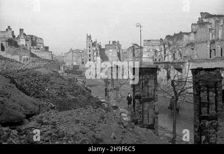 Warszawa, 1948-01. Zrujnowane podczas wojny kamienice przy ul. Kruczej. Widok na stronê pó³nocn¹. po/mgs PAP Dok³adny dzieñ wydarzenia nieustalony. Warschau, Januar 1948. Mietshäuser auf Krucza Stret zerstört im Jahr WW2 aus südlicher Sicht. po/mgs PAP Stockfoto