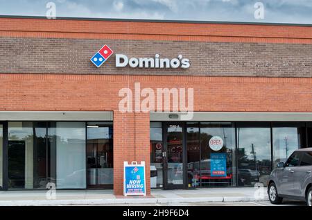 Houston, Texas USA 12-05-2021: Domino's Pizza Building exterior in Houston, TX. Die beliebte multinationale Pizza-Restaurantkette wurde 1960 gegründet. Stockfoto