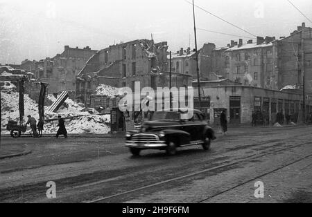 Warszawa, 1948-01. Zbieg ulic Marsza³kowskiej, Œniadeckich (L) i Piusa XI (Piêknej). Widoczny Kiosk z gazetami. po/mgs PAP Dok³adny dzieñ wydarzenia nieustalony. Warschau, Januar 1948. Die Kreuzung der Straßen Marszalkowska, Sniadeckich (von links) und Piusa XI (Piekna). Ein Zeitungsstand ist zu sehen. po/mgs PAP Stockfoto