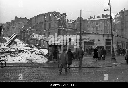 Warszawa, 1948-01. Zbieg ulic Marsza³kowskiej, Œniadeckich (L) i Piusa XI (Piêknej). Widoczny Kiosk z gazetami. po/mgs PAP Dok³adny dzieñ wydarzenia nieustalony. Warschau, Januar 1948. Die Kreuzung der Straßen Marszalkowska, Sniadeckich (von links) und Piusa XI (Piekna). Ein Zeitungsstand ist zu sehen. po/mgs PAP Stockfoto