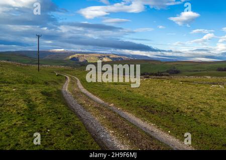 Pen-y-ghent von Winskill Stones oberhalb von Langcliffe in den Yorkshire Dales Stockfoto