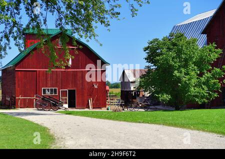 Lagrange, Indiana, USA. Eine rote Scheune inmitten des Amish-Landes im Nordosten von Indiana. Stockfoto