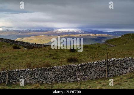 Schnee auf Ingleborough von Attermire Scar in der Nähe in den Yorkshire Dales Stockfoto