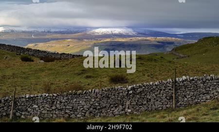 Schnee auf Ingleborough von Attermire Scar in der Nähe in den Yorkshire Dales Stockfoto