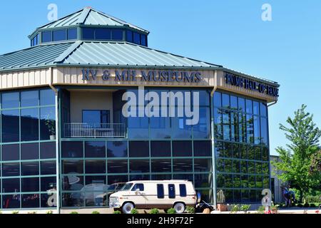 Elkhart, Indiana, USA. Die RV/MH Hall of Fame ist ein großes Museum in Elkhart, Indiana, das einer Vielzahl historischer Freizeitfahrzeuge gewidmet ist. Die mu Stockfoto