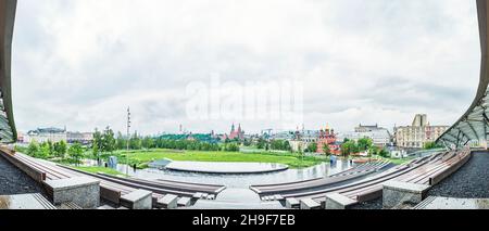 Panoramablick vom großen Amphitheater des Zaryadye Parks in Moskau, Russland, Blick auf die Innenstadt von Moskau, Kreml Stockfoto