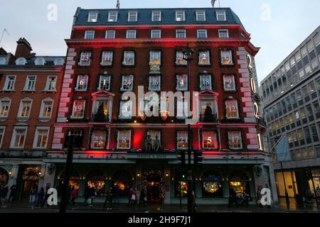 Fortnum & Mason hatten an diesem Abend 2021 Weihnachtslichter, was Mayfair eine weihnachtliche Stimmung gab. Touristen und Einheimische stoppten, um seine Schönheit zu bewundern. Fortnum und Mason bietet eine große Auswahl an hochwertigen Geschenken, feinsten Tee und Kaffee aus allen Regionen der Welt sowie herrliche Weihnachtsgeschenke und feinste Kekse und besondere Leckereien, Es hat auch eine große Auswahl an Kleidung und Schuhwaren von jedem Geschmack. Und bietet auch eine wunderbare Auswahl an Weihnachtsdekorationen für jeden Geschmack. Stockfoto