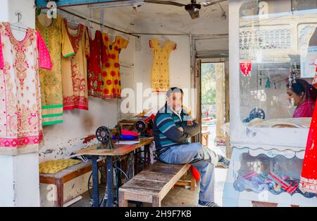 Ein Schneidergeschäft, das auf der Straße in Pragpur, einem historischen Dorf im Bezirk Kagra, Himachal Pradesh, Indien, geöffnet ist Stockfoto