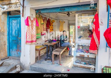 Ein Schneidergeschäft, das auf der Straße in Pragpur, einem historischen Dorf im Bezirk Kagra, Himachal Pradesh, Indien, geöffnet ist Stockfoto