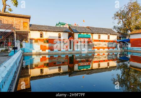 Alte Gebäude spiegelt sich in dem Dorf Tank (Teich) in Pragpur, einem Erbe Dorf im Bezirk Kagra, Himachal Pradesh, Indien Stockfoto